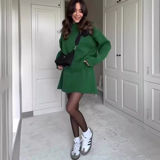 Look Élégant : Pull Tricoté & Mini Jupe Assortie